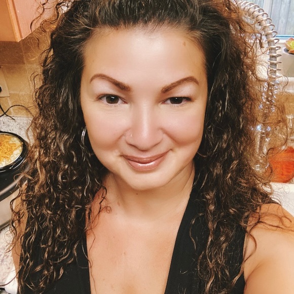 Meet your Posher, Andrea - Picture 1 of 5